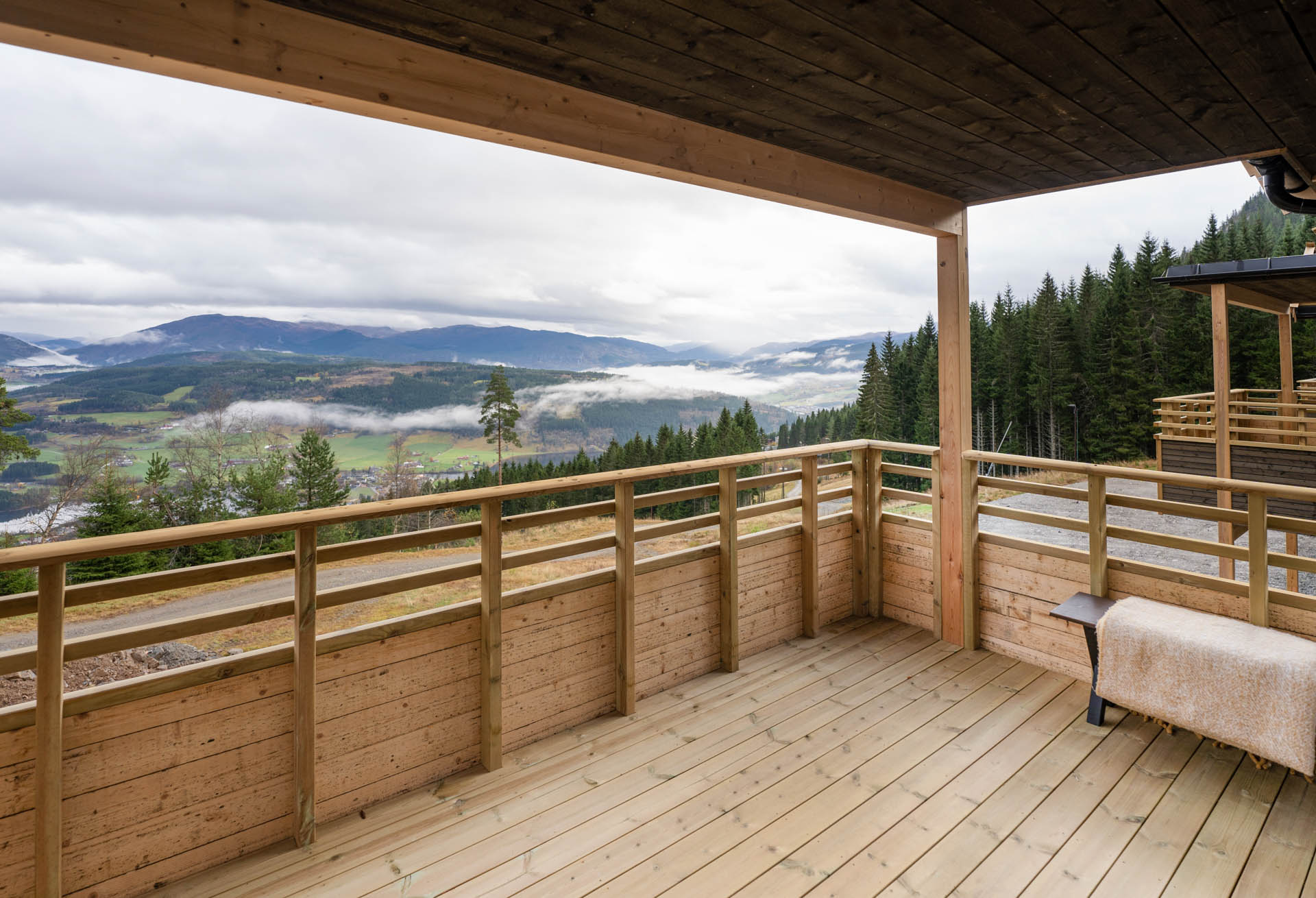 Stue med varm belysning om kvelden